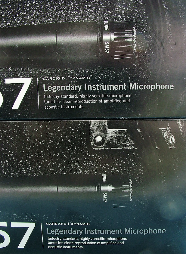 On the top of the fake SM57 box(bottom), the 'g' in the word "Legendary" is unusually large compared to the rest of the text.